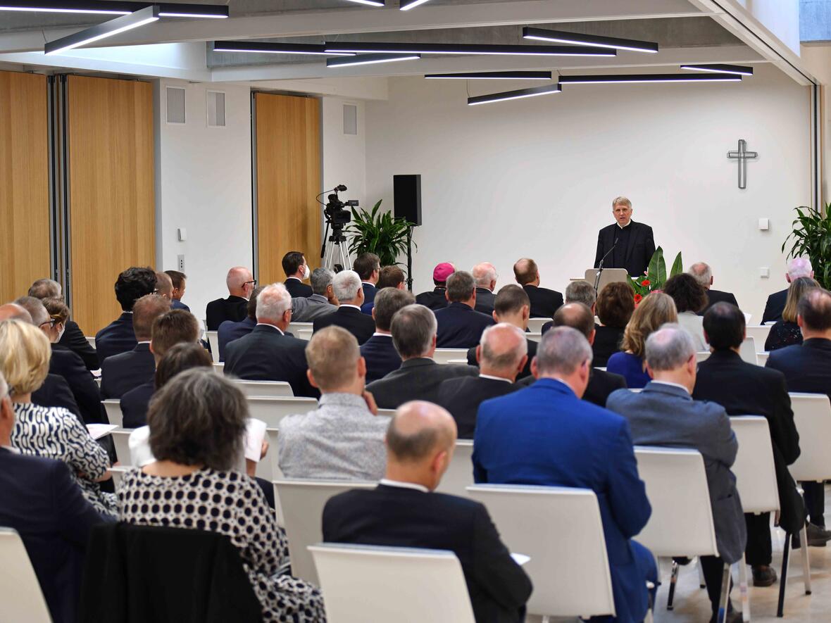 Bistumshistoriker Dr. Thomas Groll blickte in seinem Festvortrag auf die 100-jährige Geschichte der bischöflichen Finanzbehörde zurück. (Fotos: Nicolas Schnall / pba)