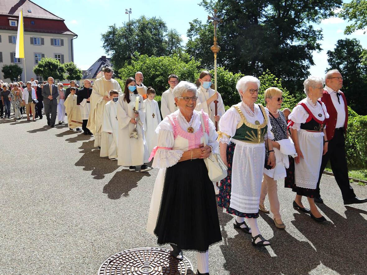 Einzug in die Kirche, vorne eine karpatendeutsche Trachtengruppe. (Fotos: Werner Schuster / Pfarrei Schönenberg)