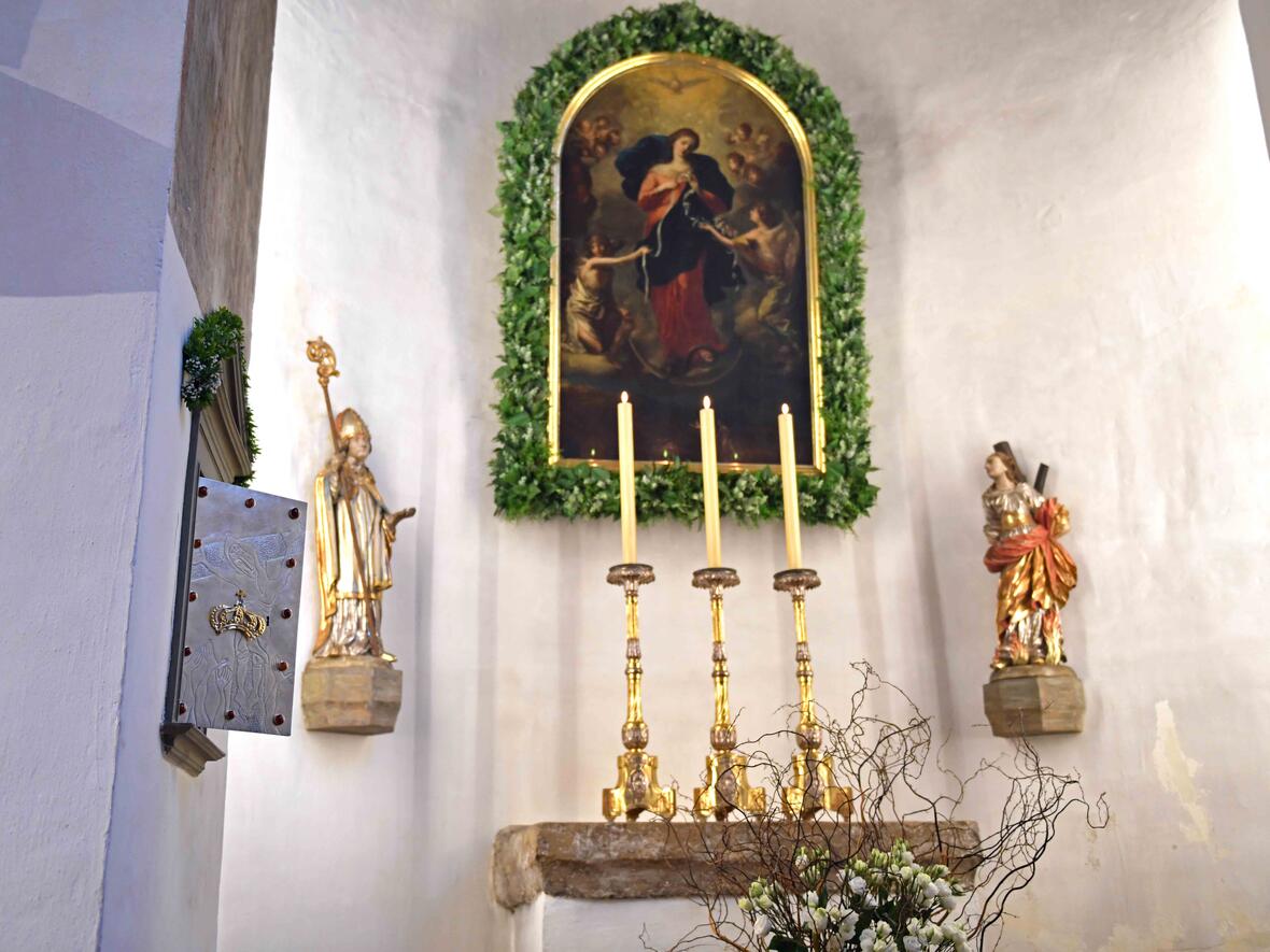 Die päpstliche Krone wurde heute durch Bischof Bertram beim Gnadenbild Maria Knotenlöserin in St. Peter am Perlach angebracht. (Fotos: Nicolas Schnall / pba)