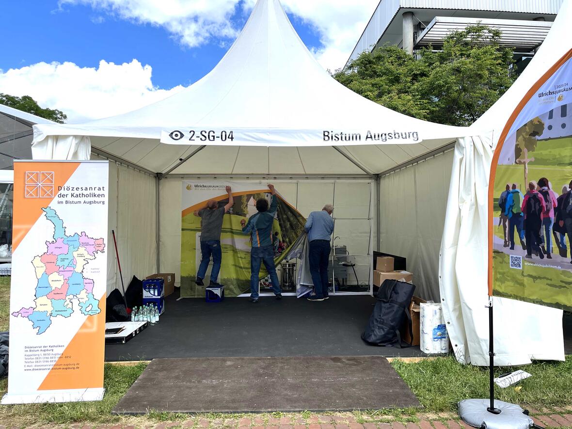 Der Tag davor: Aufbauarbeiten am Bistumsstand. (Fotos: Julian Schmidt/pba)