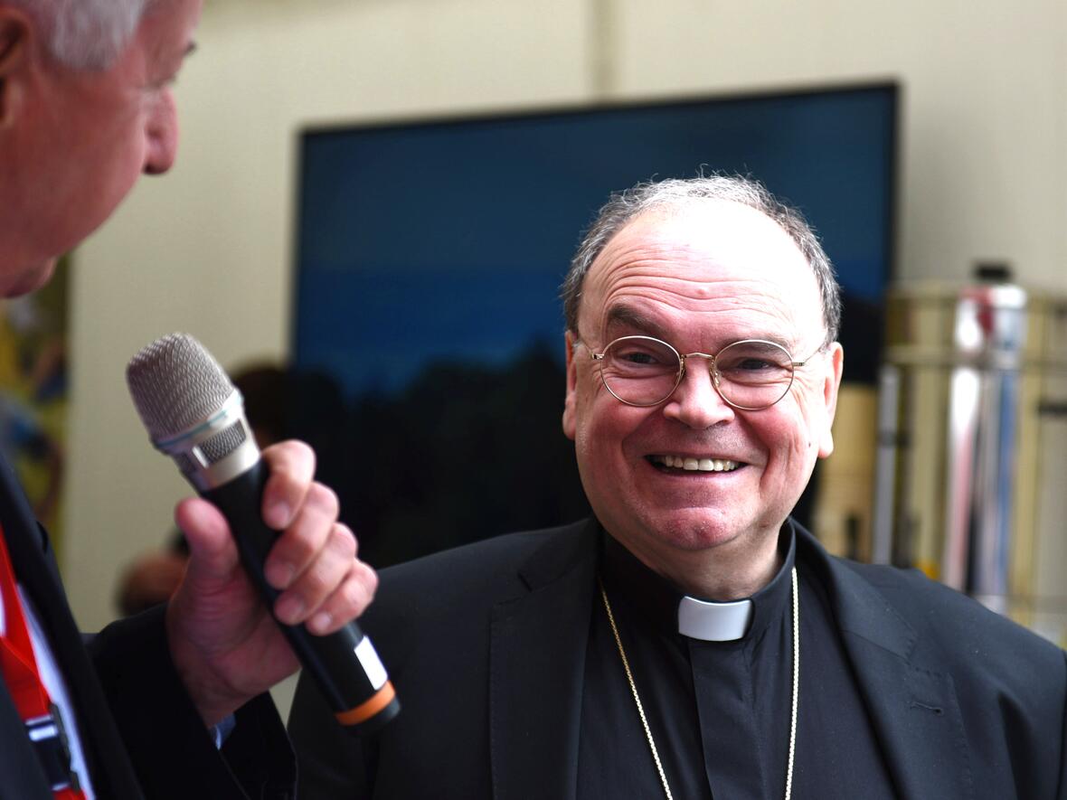 Gut gelaunt am Stand des Bistums Augsburg: Bischof Dr. Bertram Meier (Fotos: pba/Julian Schmidt)