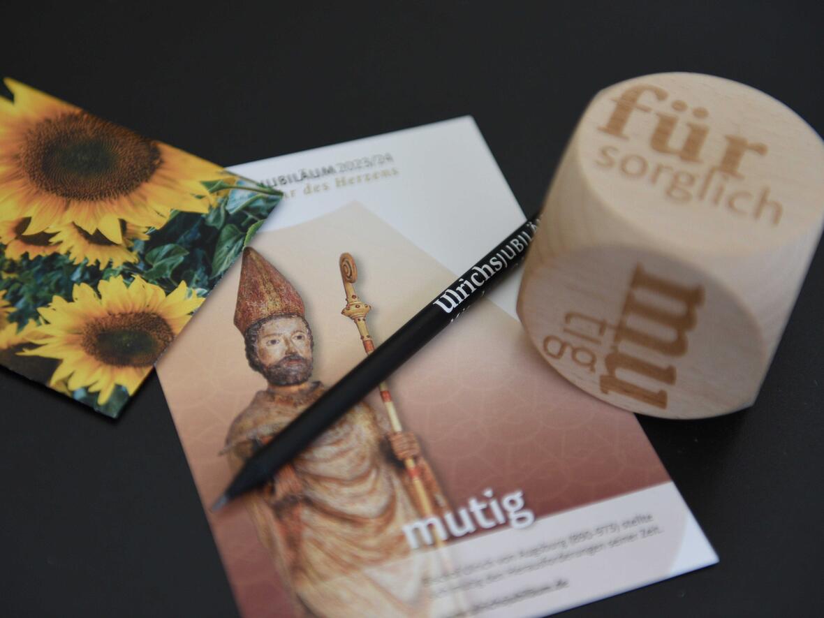 Give-Aways auf dem Stand des Bistums Augsburg auf dem Katholikentag. (Foto: Maria Steber / pba)
