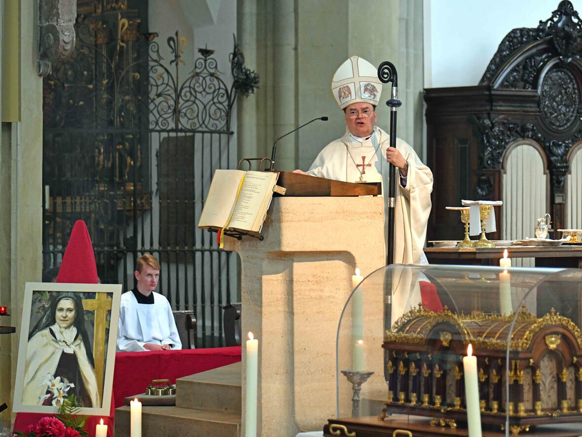 Bischof Bertram war seine Begeisterung für die heilige Theresia von Lisieux bei der Predigt anzumerken. (Fotos: Nicolas Schnall / pba)
