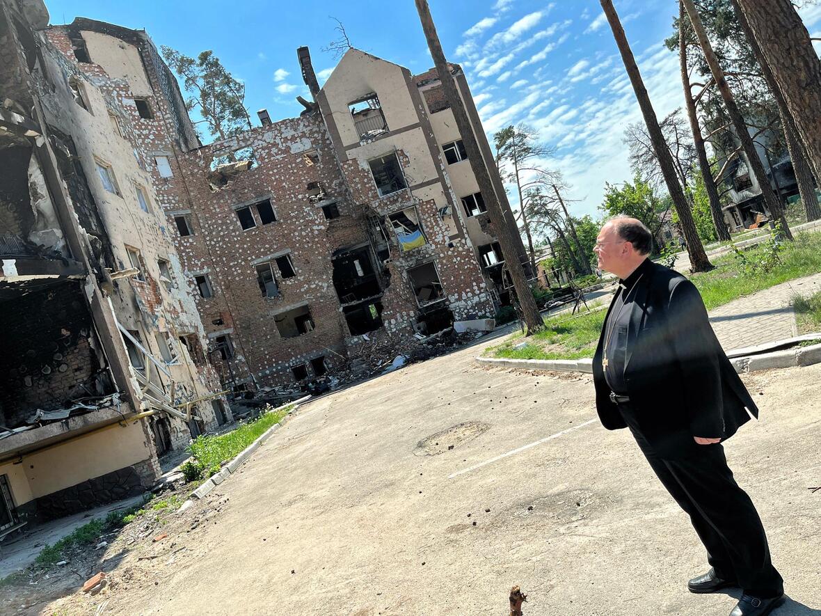 Ukraine-Reise des Vorsitzenden der Kommission Weltkirche: Bischof Bertram steht fassungslos vor den durch den Krieg zerstörten Häusern. (Foto: DBK / Elpers)