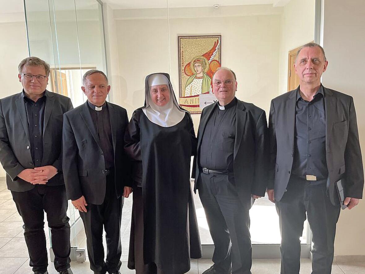 Solidaritätsreise in die Ukraine: Im Kloster der Benediktiner und Benediktinerinnen in Lviv. (v.l.) Dr. Jörg Lüer (Geschäftsführer der Deutschen Kommission Justitia et Pax), Erzbischof Mieczysław Mokrzychi (Erzbischof von Lviv), Schwester Bernadeta (Äbtissin des Benediktinerinnen-Klosters St. Josef), Bischof Dr. Bertram Meier (Vorsitzender der Kommission Weltkirche der Deutschen Bischofskonferenz) und Ulrich Pöner, Bereichsleiter Weltkirche im Sekretariat der DBK. (Fotos: DBK/Elpers)
