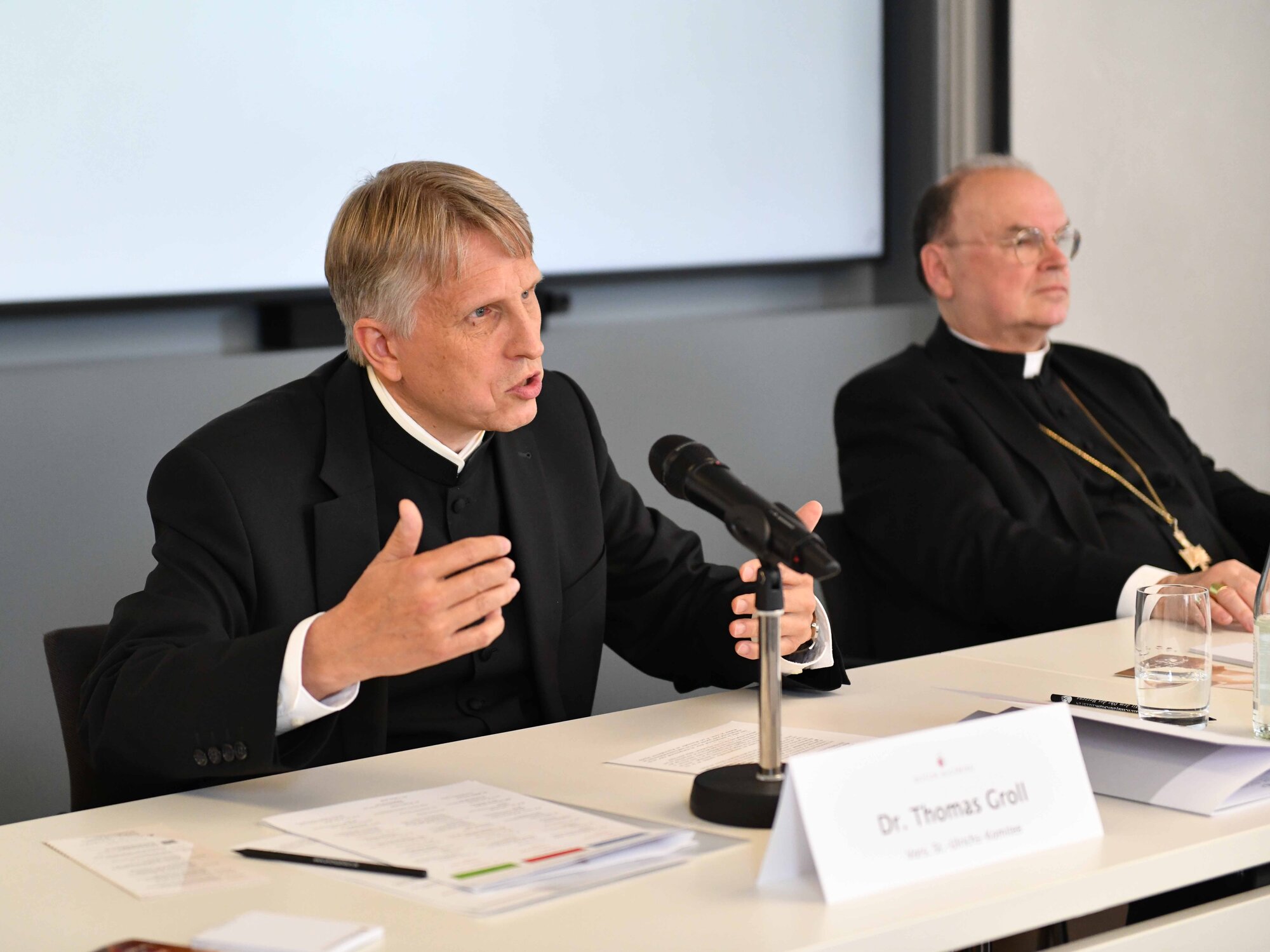 Domkapitular Dr. Thomas Groll, gleichzeitig Bistumshistoriker, gab einen Einblick in die Organisation des St.-Ulrich-Komitees, dessen Vorsitzender er als Bistumshistoriker ist. (Foto: Maria Steber / pba)