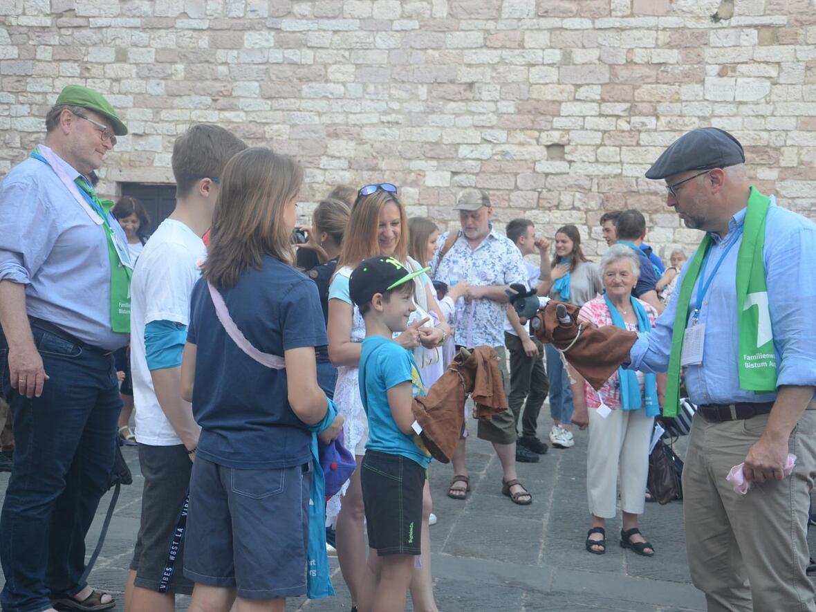 Mit dabei vor dem großen Eröffnungs-Gottesdienst: Schwester Lerche und Bruder Maus, die zwei bei der Wallfahrt fast allgegenwärtigen Handpuppen (Foto: Johannes Müller/ Katholische Sonntagszeitung)