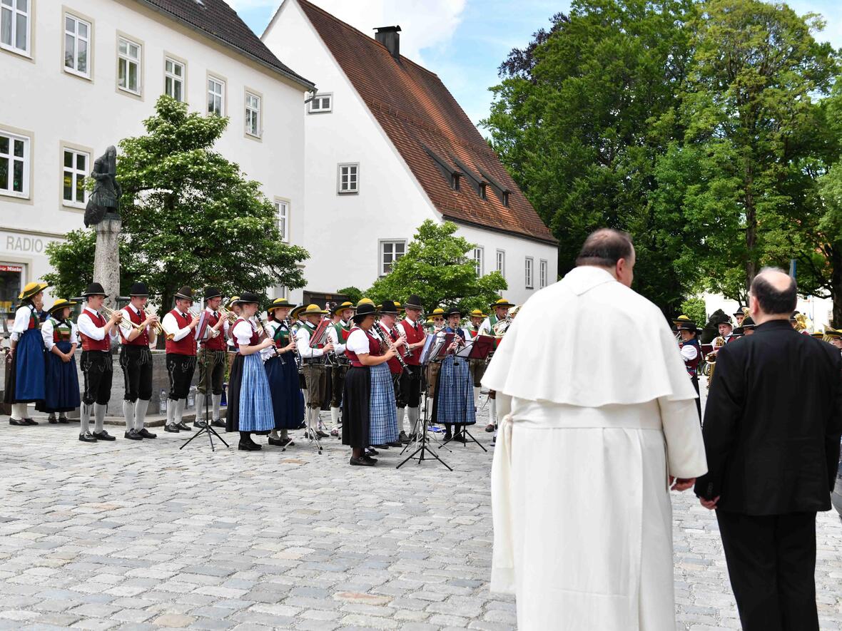 Nach der Festmesse begrüßte die Blaskapelle den Bischof vor dem Welfenmünster (Foto: Maria Steber / pba)