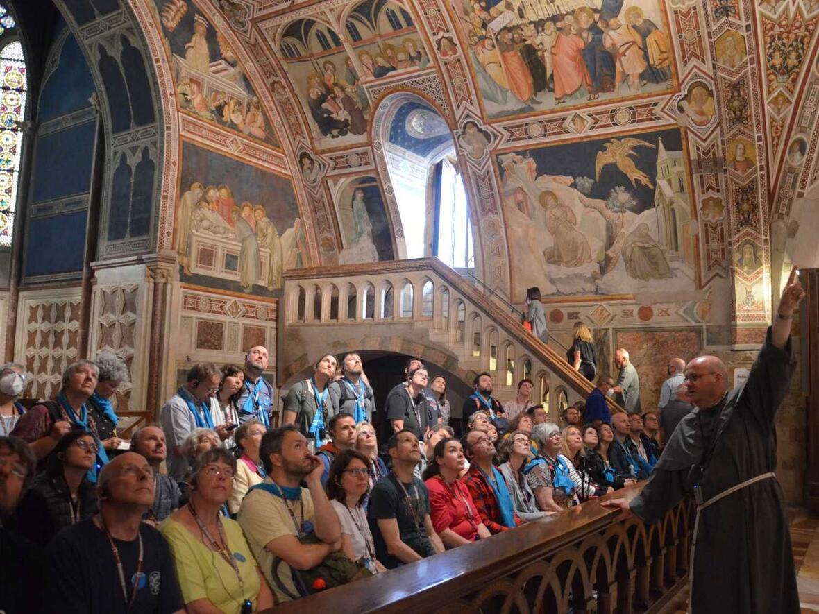 Thomas Freidel, Minoriten-Bruder in Assisi und Direktor des Basilika-Museums, führt mit großem Sachverstand durch die Basilika (Fotos: Johannes Müller / Katholische SonntagsZeitung)