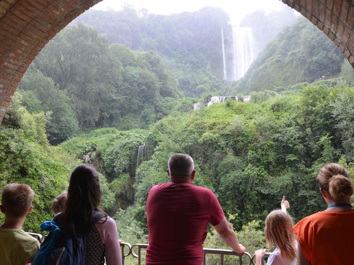 Daumen hoch für die Marmore-Wasserfälle: Sie lassen sich sogar an- und ausschalten (Fotos: Johannes Müller / Katholische SonntagsZeitung)