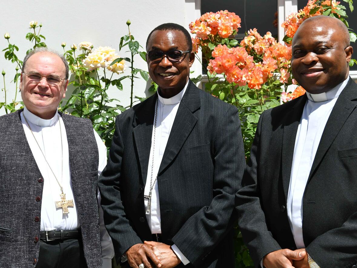 Weltkirchliche Begegnung in Augsburg: Bischof Bertram mit seinem nigerianischen Amtsbruder Camillus Umoh (Mitte), der vom in Pforzen tätigen Pfarrer Pius Benson begleitet wurde (Foto: pba/Ulrich Bobinger).