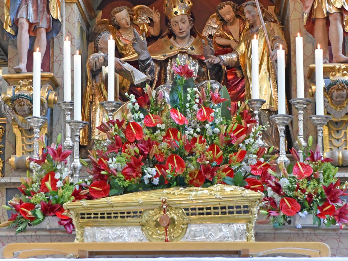 Der Schrein des hl. Ulrich am UIrichsaltar in der Basilika (Foto: Romana Kröling / pba)