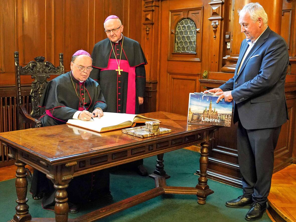 Bischof Bertram beim Eintrag in das Goldene Buch der Stadt Liberec. (Fotos: Stadt Liberec)