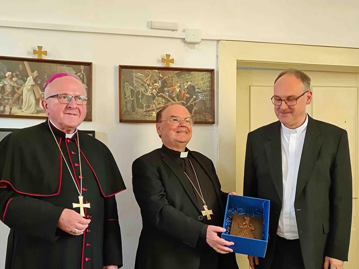 Bischof Bertram gemeinsam mit Bischof Jan Baxant und Redemptoristenpater Stanislav Pribyl  im Marienwallfahrtsort Horní Police (Foto: Cerny)