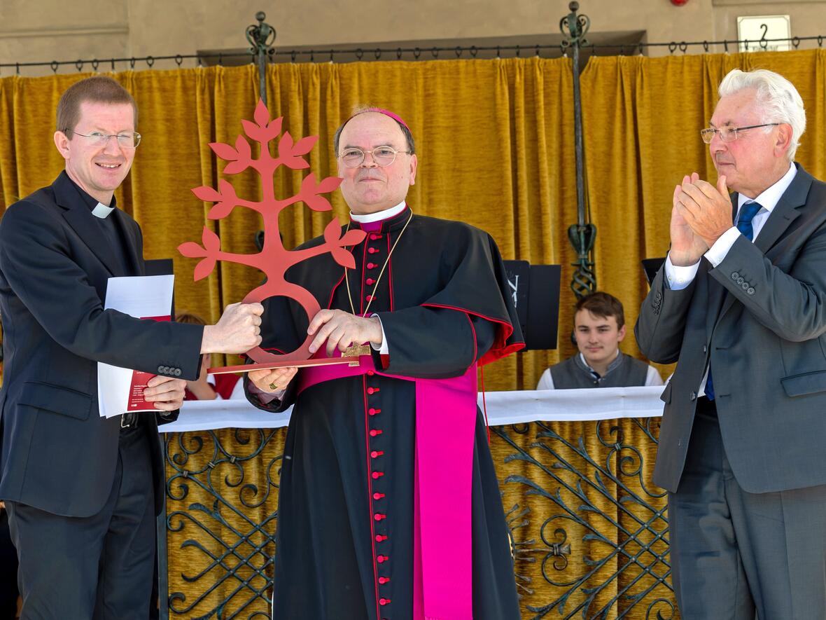 Bischof Bertram beim offiziellen Festakt zur Stabübergabe von Msgr. Merkt auf Martin Riß, der bereits seit Anfang des Jahres die Leitung innehat. (Fotos: DRW / Georg Drexel)