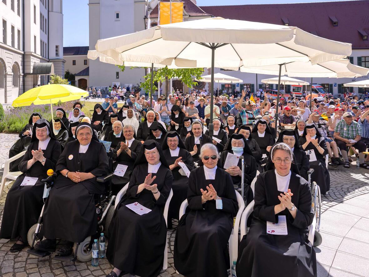 Bei der Stabübergabe: „Ein wichtiger Teil der Kirche von Augsburg, für den ich sehr dankbar bin“