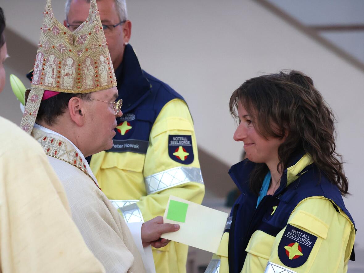 Von den neun "Neuzugängen" im Team der Notfallseelsorge konnten während des Gottesdienstes acht von Bischof Bertram eigens ausgesandt werden.