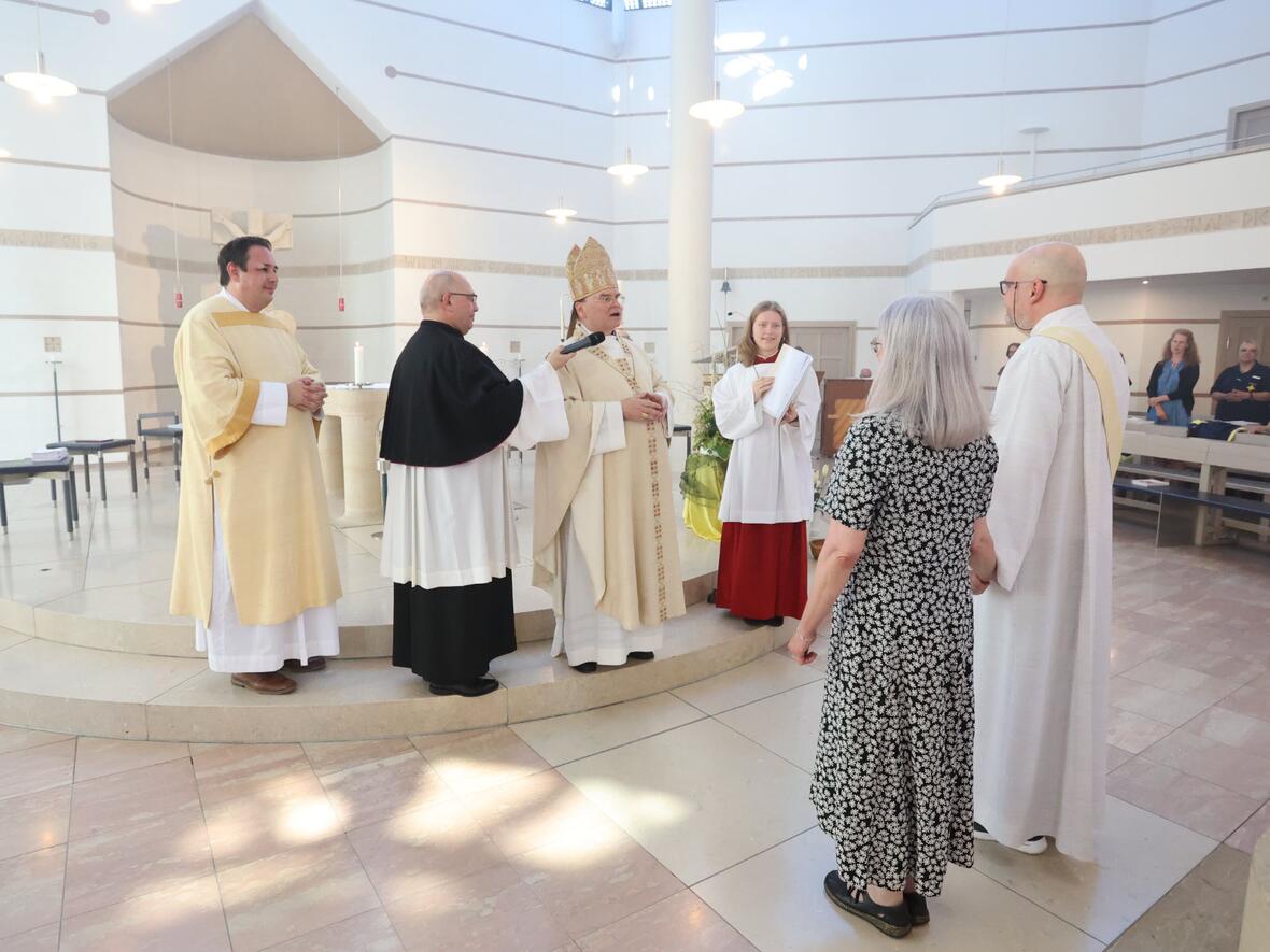 Der Bischof sprach Diakon Dr. Edgar Krumpen und seiner Ehefrau Christine für ihren zukünftigen Dienst in Südkorea seinen Segen aus.