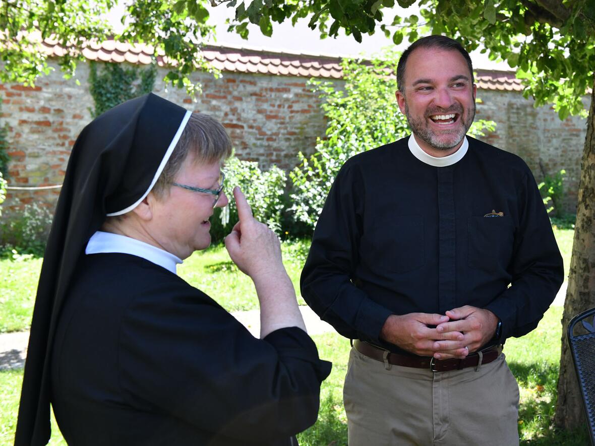 Unerwartete Gemeinsamkeit: Die Schwester der bischöflichen Haushälterin Dominika Meier lebt in Atlanta und damit im Bistumsgebiet von Bischof Kevin Strickland.