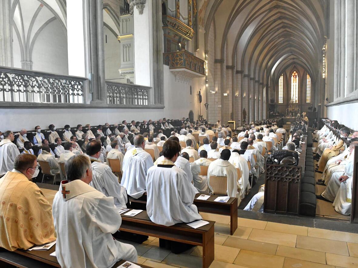Priester bei der Chrisammesse im Hohen Dom (Motivfoto: Nicolas Schnall / pba)