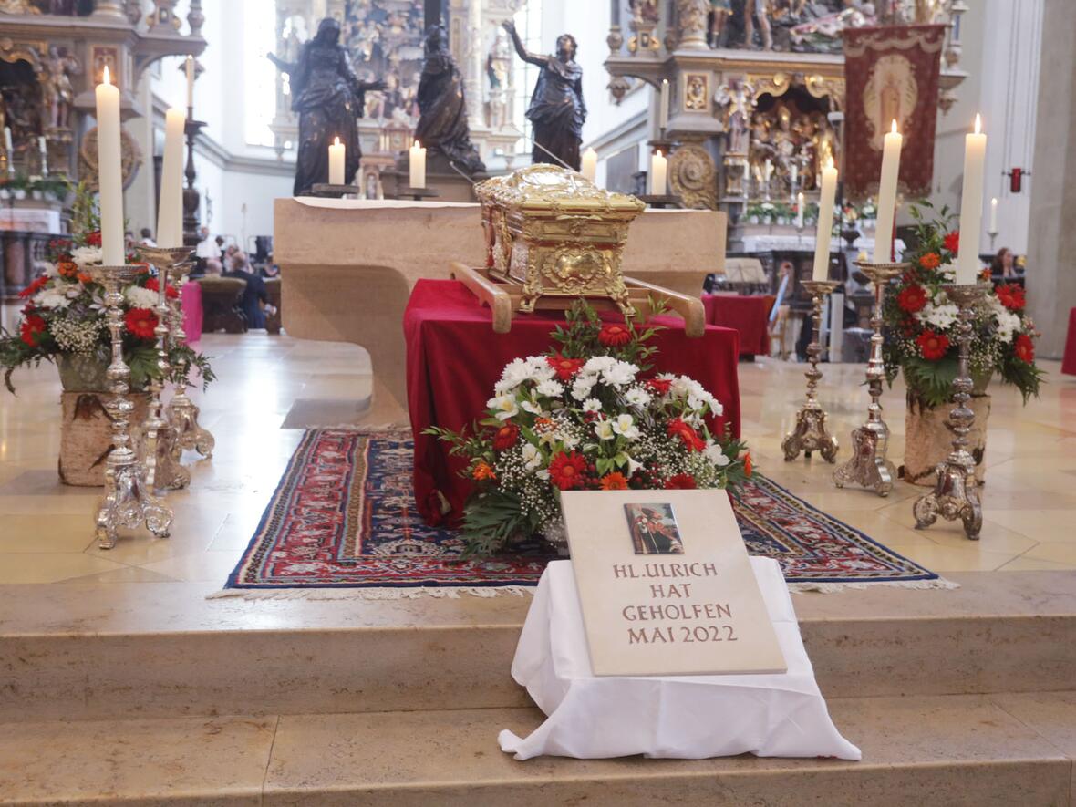 Die Votivtafel vor dem Ulrichsschrein.