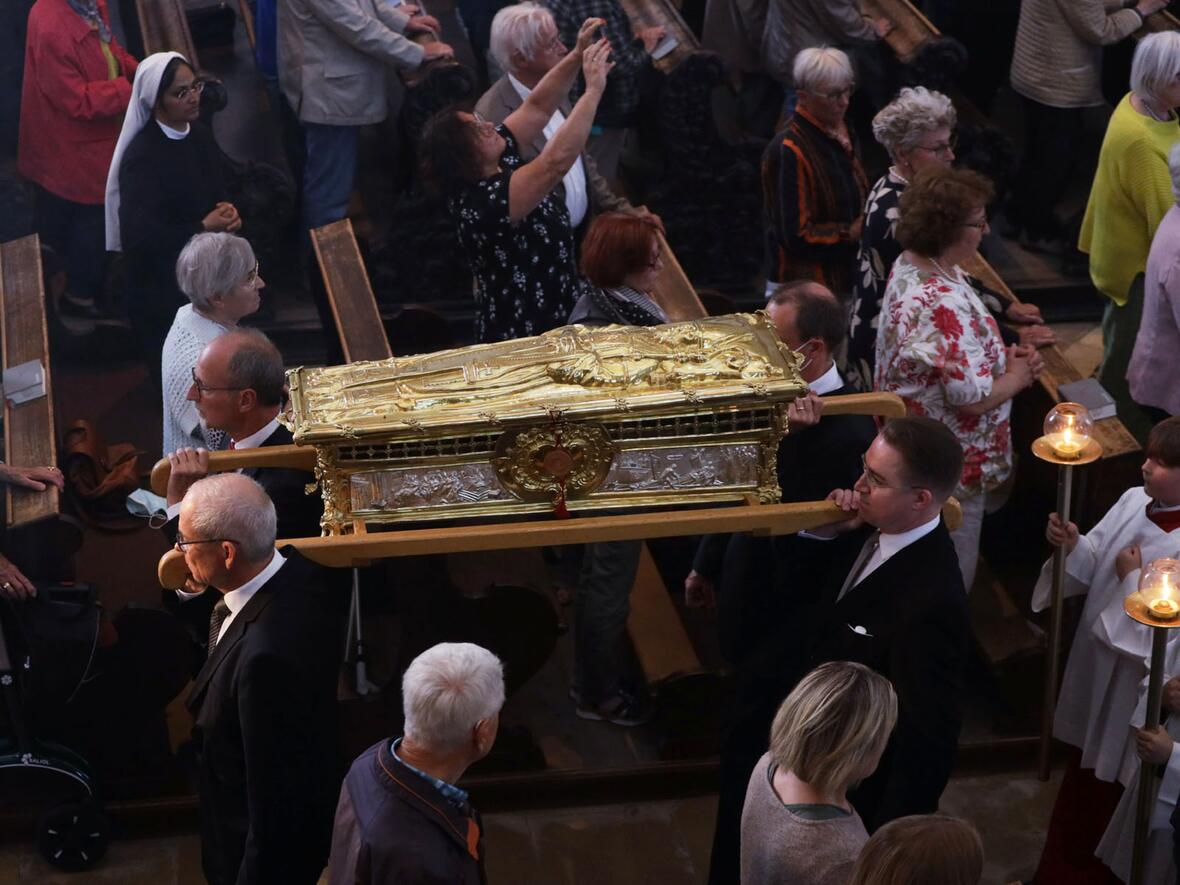 Der Schrein wird durch die Basilika getragen.