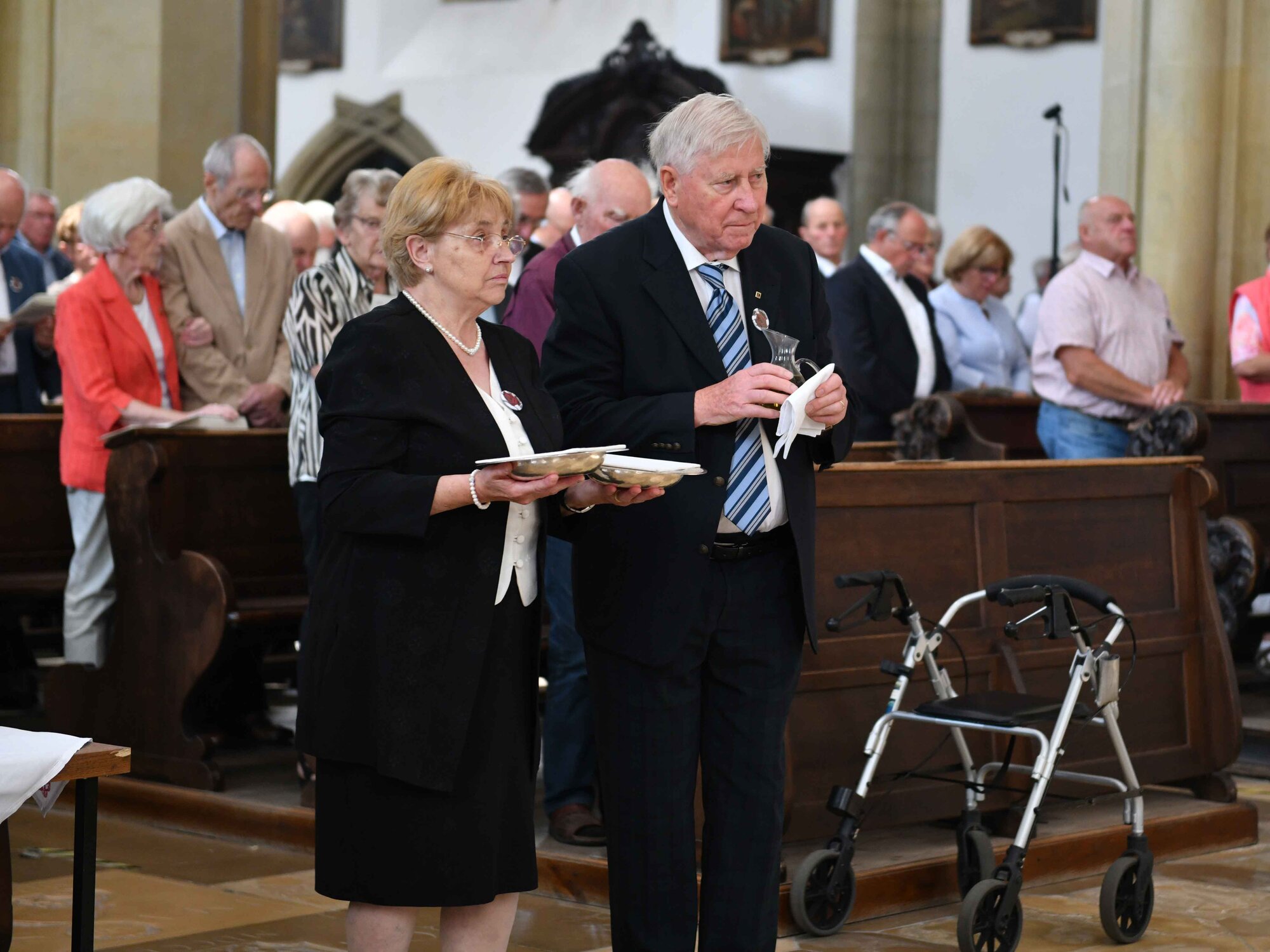 Begleitend zu den Fürbitten brachten Paare Symbole ihrer langjährigen Ehepartnerschaft vor den Altar. (Foto: Maria Rösch / pba)