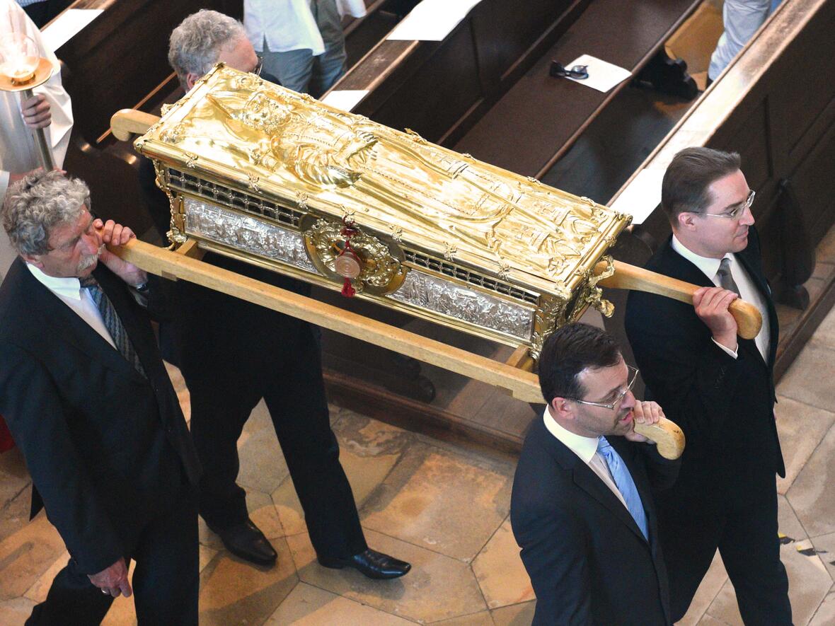 Erhebung des Ulrichsschreins in der Pontifikalvesper am Vorabend des Ulrichsfestes. (Foto: Ulrich Bobinger / pba)