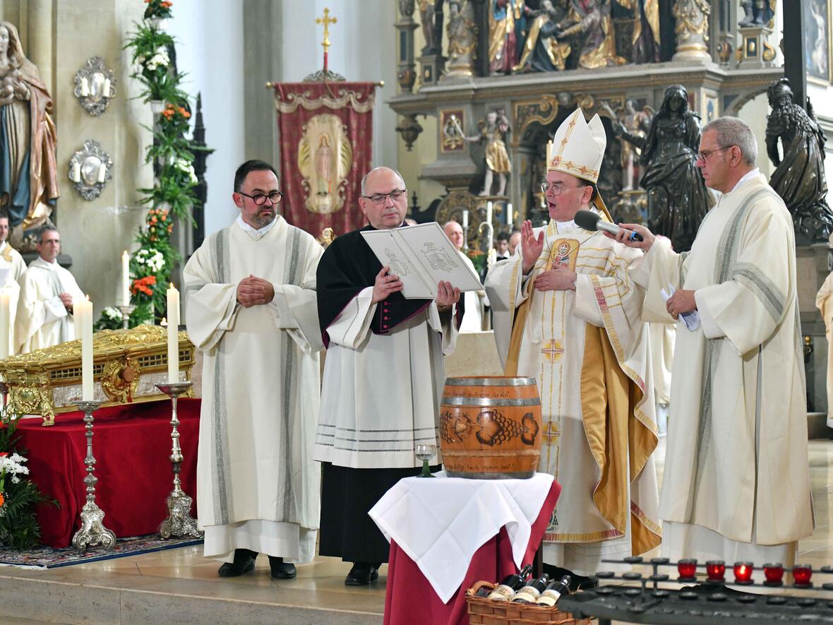 Bischof segnete den Wein, der vor der Basilika verkostet wurde. (Foto: Nicolas Schnall / pba)