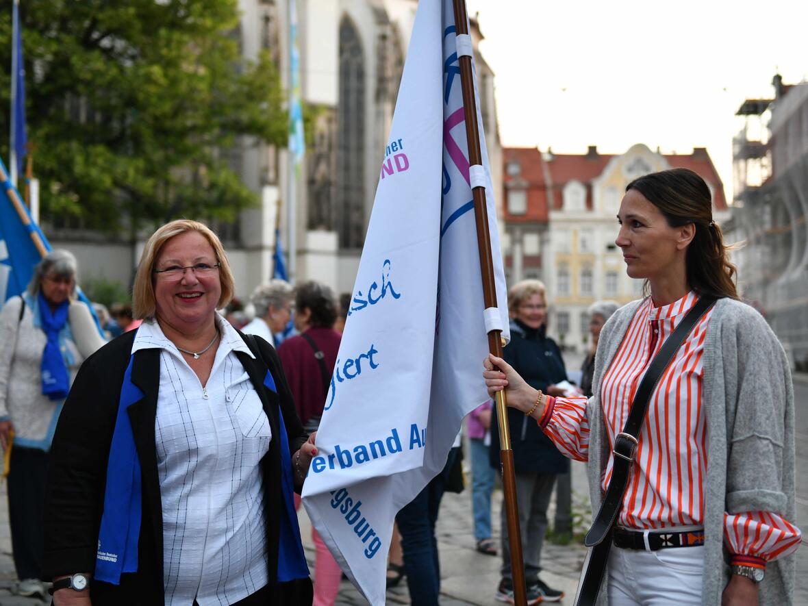 Wie vor 75 Jahren machten sich auch heute zahlreiche Frauen singend und betend auf den Weg vom Dom zur Ulrichsbasilika. Die Fahnenträgerinnen führten die Prozession an. (Fotos: Maria Rösch / pba)