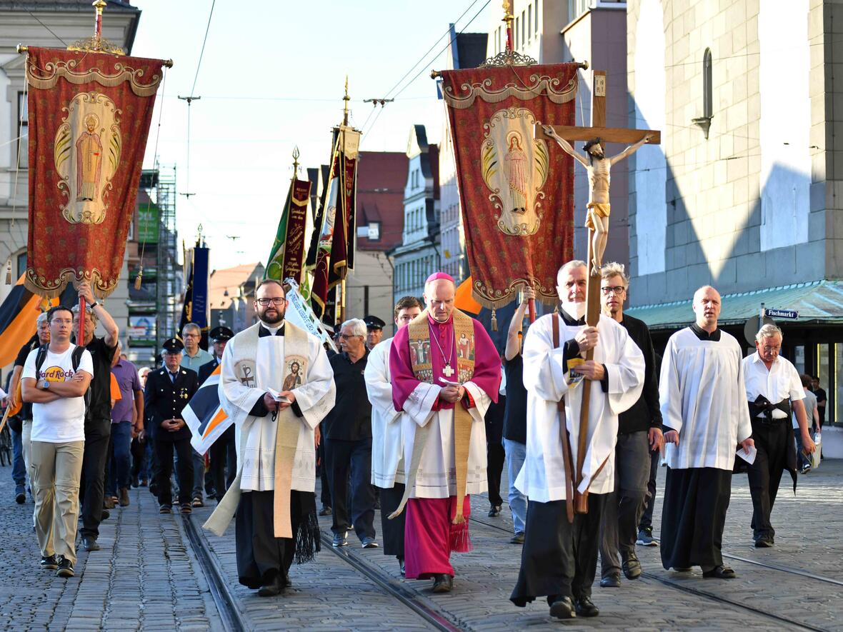 Die Männerwallfahrt in der Ulrichswoche zog vorbei an St. Peter am Perlach und am Rathausplatz. (Fotos: Nicolas Schnall / pba) 