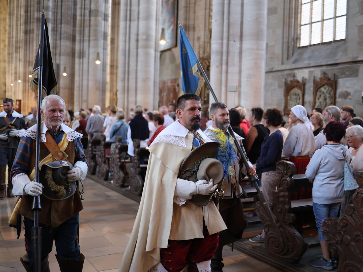 Feierlicher Auszug aus dem Münster.