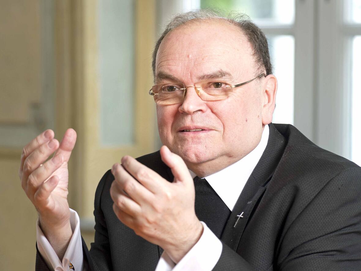 Bischof Dr. Bertram Meier stellt sich der Frage der Jugendlichen. (Foto: Bernd Müller / pba)