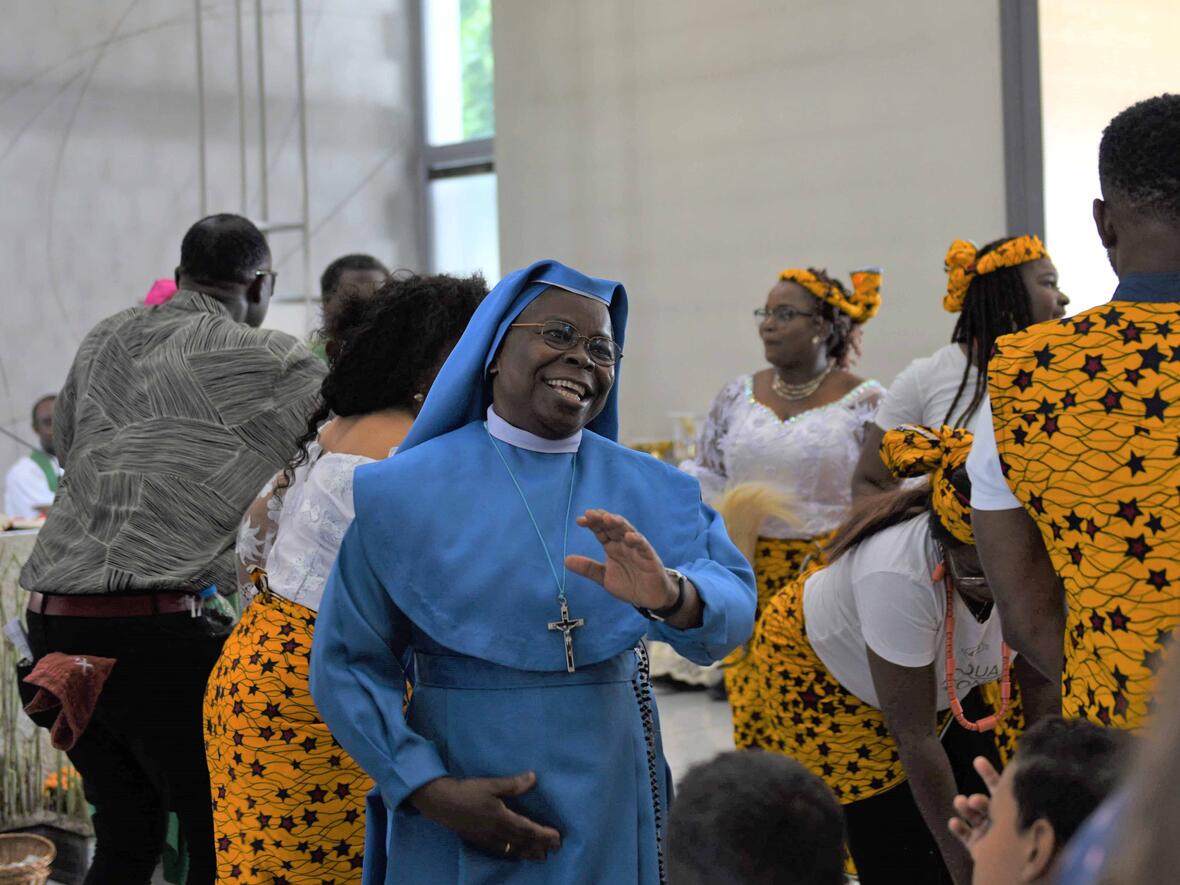 Beim Gottesdienst mit Bischof Bertram zum Pfarrfest bei der Afrikanischen Gemeinde Augsburg herrschte eine ausgelassene Stimmung. (Fotos: Antonia Mayr / pba)