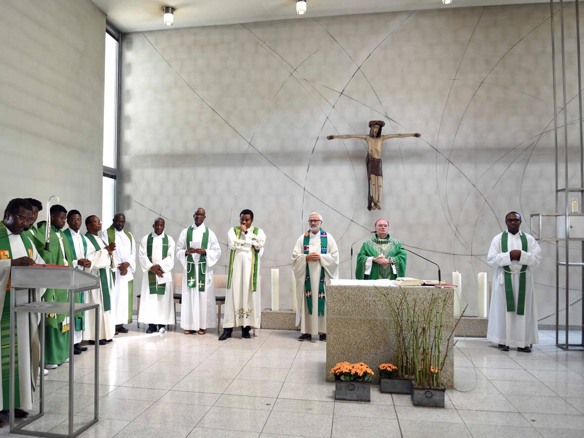 Pfarrer Vitalis begrüßt Bischof Bertram Meier