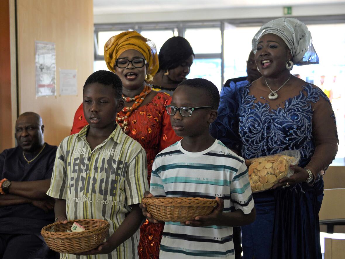 Die Gabenprozession mit Musik und Tanz