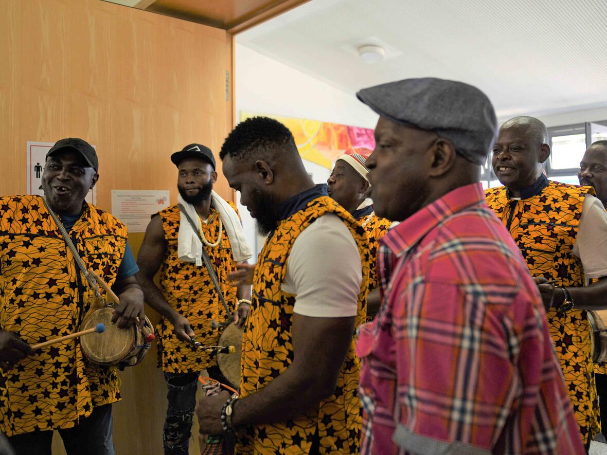 Der Einzug wurde von Trommeln, Tanz und Gesang begleitet.