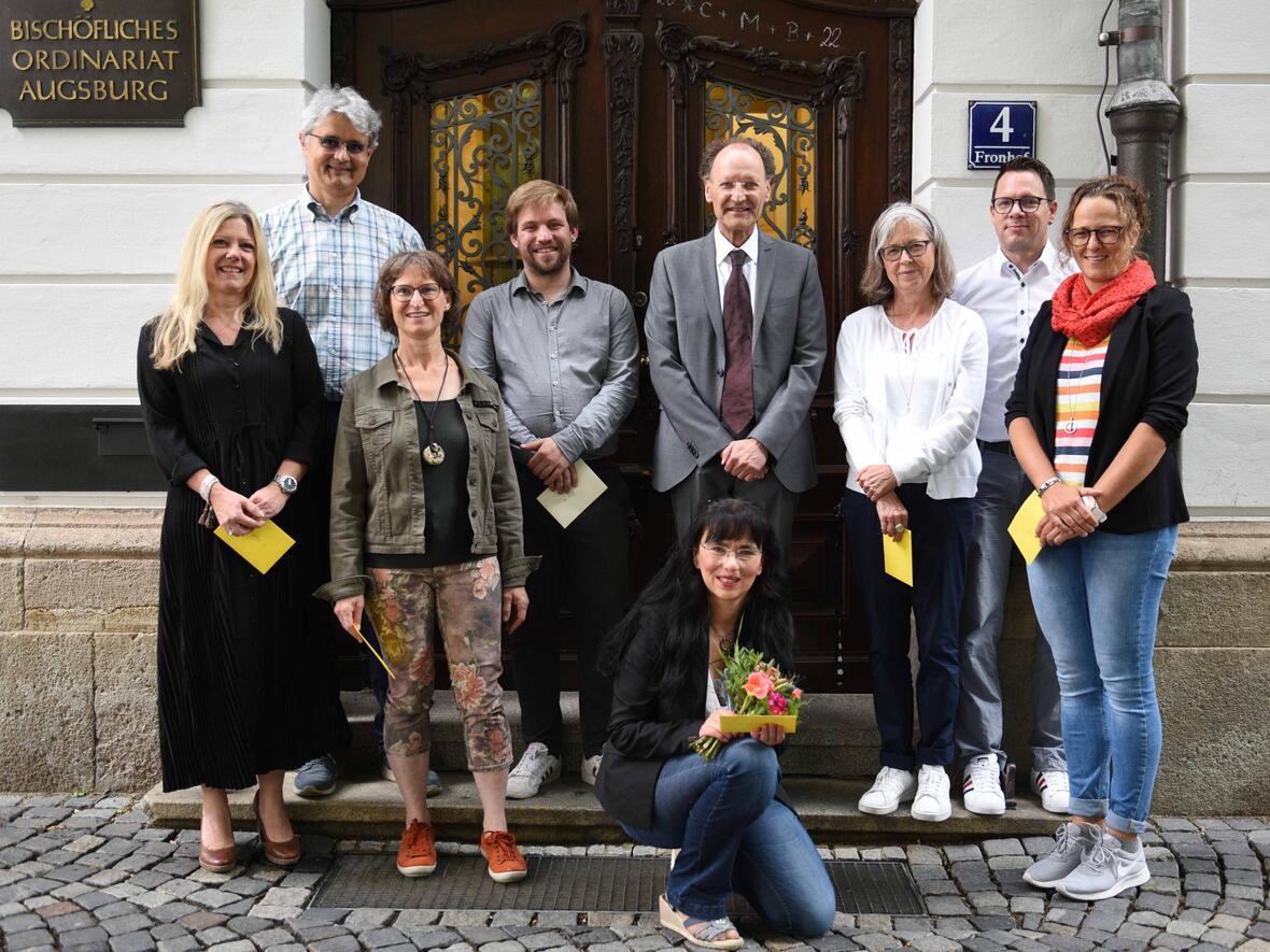 Mit einem kleinen Präsent bedankte sich Generalvikar Dr. Wolfgang Hacker bei den Organisatoren und Dozenten: (v. links) Kerstin Wagner, Thomas Stark, Andrea Kaufmann-Fichtner, Dominikus Zöpf, Bianca Hillenbrand, Generalvikar Dr. Hacker, Ruth Liehr, Andreas Ruf und Kerstin Mayer. (Foto: Maria Rösch / pba). 