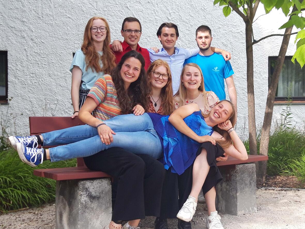 (Hinten v.links.) Fenja Brandlhuber, Jonas Brickl, Antonio Maurer, Dominik Enzer, (vorne v.links) Maja Suttner, Marie Grabmann, Anja Gerlach (quer): Helene Schoßig. (Foto: Weltfreiwilligendienst Bistum Augsburg)