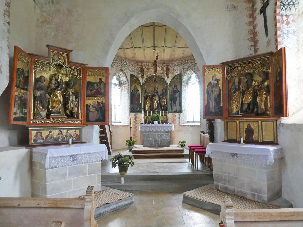 Gesamtansicht der drei spätgotischen Flügelaltäre in Genhofen (Fotos: Georg King)