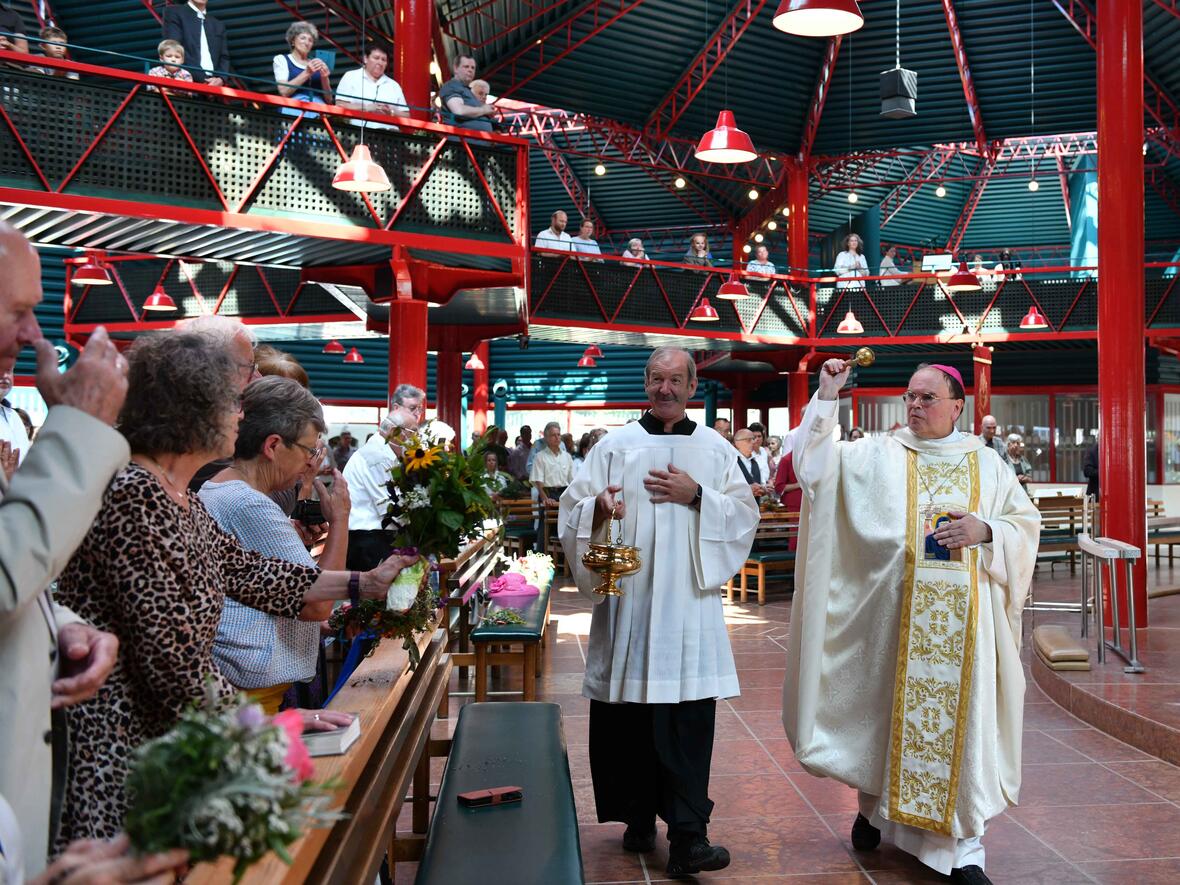 Bischof Dr. Bertram Meier segnete die Kräuterbuschen in Wigratzbad. 