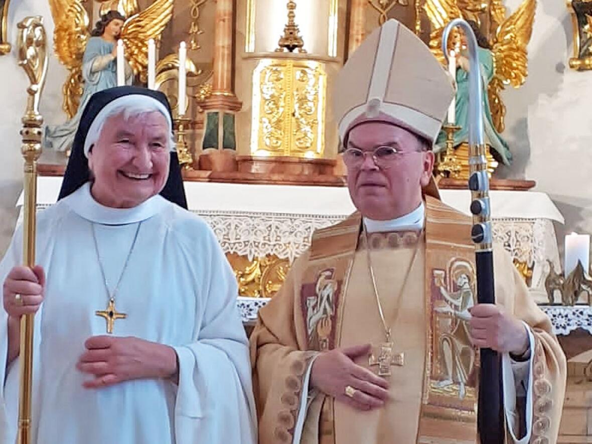 Bischof Bertram mit der Äbtissin von Thyrnau Sr. Mechthild Bernart OCist (Foto: Abtei Thyrnau)