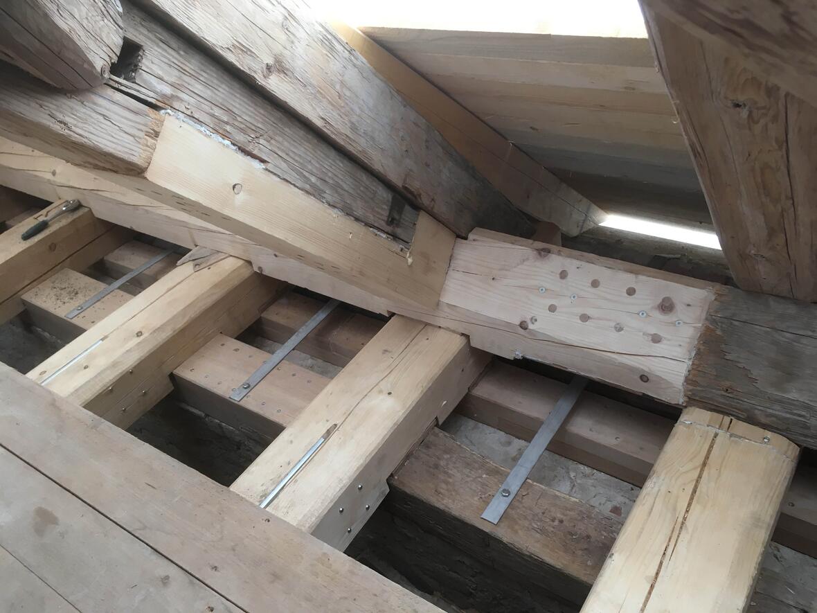 Die morschen Balken des Dachstuhles mussten ausgebessert werden. (Foto: Johann Mayr)