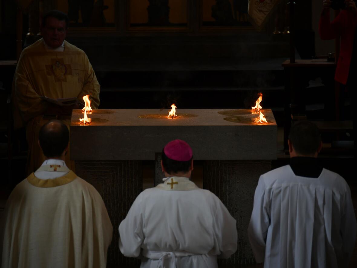 Im Rahmen der Altarweiheliturgie wurde in Kellmünz an fünf Stellen auf dem Altar Weihrauch entzündet (Fotos: Julian Schmidt / pba)