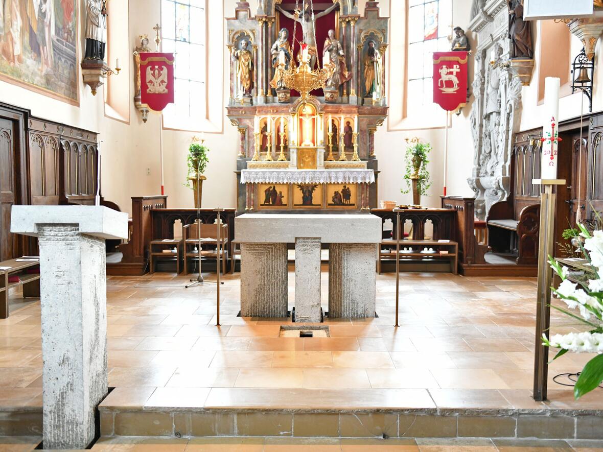 Altar und Ambo (hier vor der Einsetzung der Reliquien) wurden vom Altenstädter Künstler Harald Stölzle gefertigt.