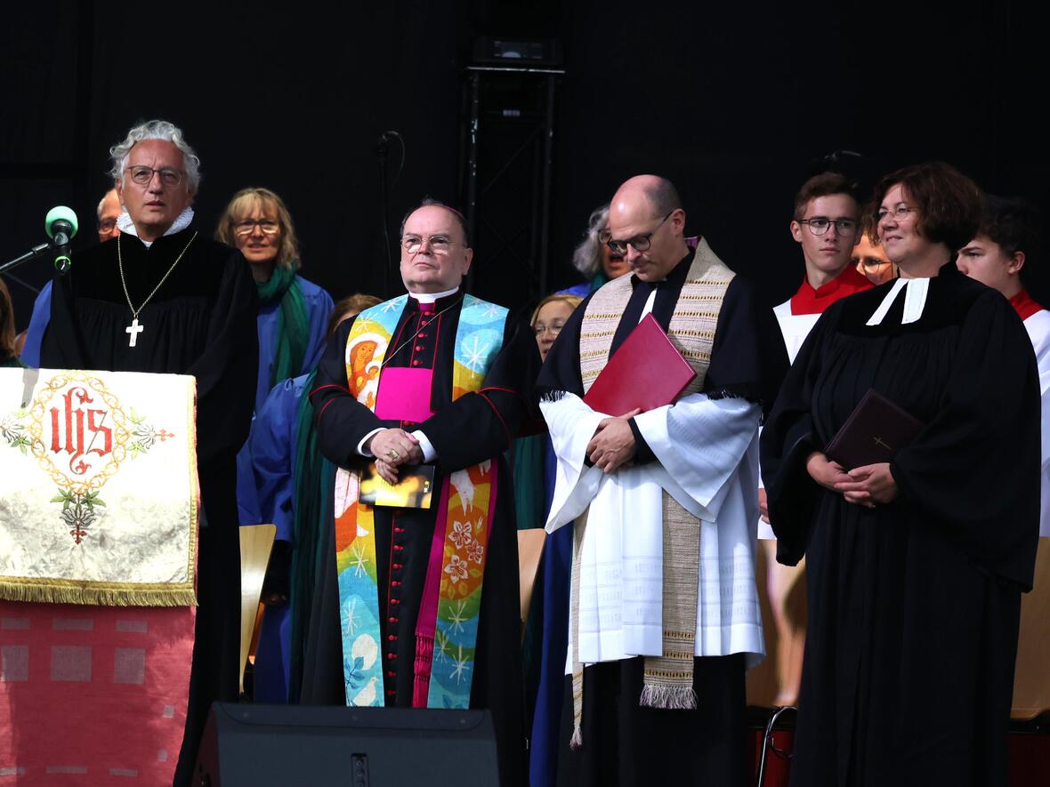 (v.l.n.r.) Regionalbischof Axel Piper, Bischof Dr. Bertram Meier, Pfarrer Dr. Florian Markter und Pfarrerin Carola Wagner.