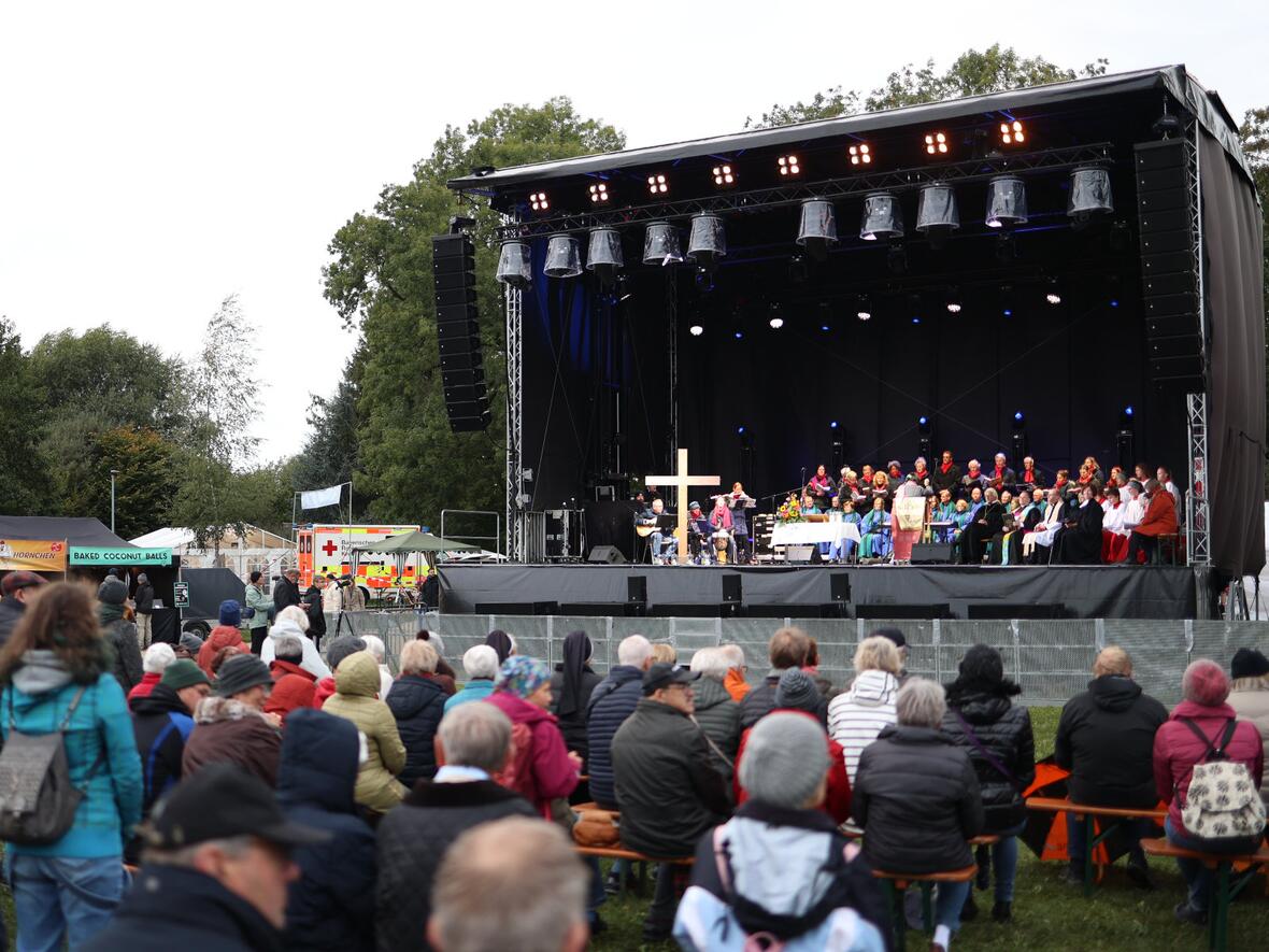 Der Gottesdienst fand auf einer Bühne im Meringer Badanger statt.
