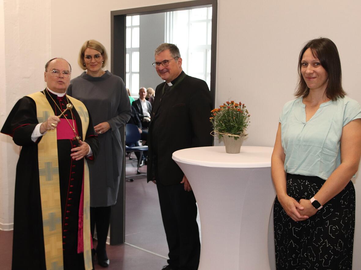 Bei der Einweihungsfeier für die Berufsfachschulen für Pflege der Caritas wiesen sie auf die wichtige Bedeutung des Pflegeberufes hin: (v.l.) Bischof Dr. Bertram Meier, Oberbürgermeisterin Eva Weber, Diözesancaritasdirektor Dr. Andreas Magg und Stefanie Weber von der Schulleitung  (Foto: Bernhard Gattner / pca)