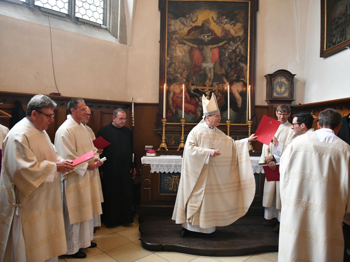 Bischof Bertram überreichte den Neudiakonen nach dem Gottesdienst noch ihre Weiheurkunden.