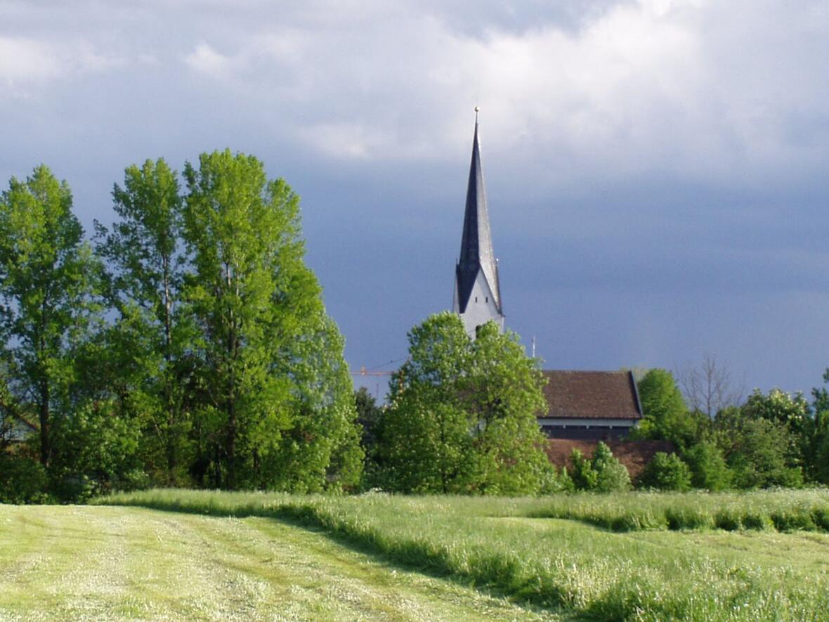 Dunkle Wolken über der Kirche - doch umgeben von grün als Farbe der Hoffnung (Fotos: Wikimedia Commons)
